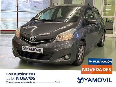 Usado Toyota Yaris Active 90 CV (66 kW) 2013 Gris Berlina