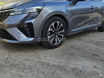Gris / plata Usado 2024 Renault Clio V Evolution Berlina | 15.500 € (Precio justo)