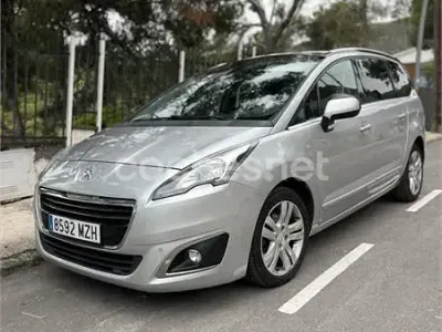 Usado Peugeot 5008 Style 150 CV (110 kW) 2014 Gris / plata Monovolumen