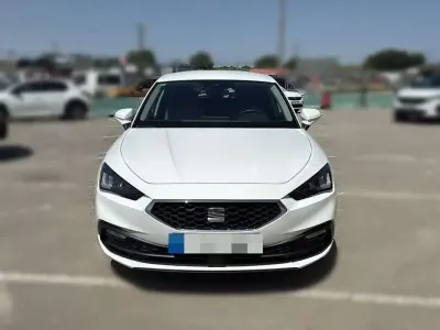 Usado Seat Leon Style 150 CV (110 kW) 2021 Blanco Familiar