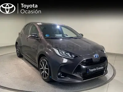Usado Toyota Yaris Hybrid Plus 116 CV (85 kW) 2021 Gris / plata Berlina