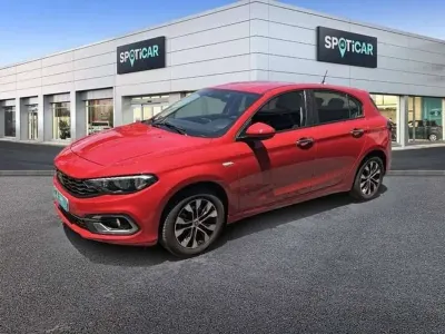 Używany Fiat Tipo 101 KM (74 kW) 2022 Czerwony Sedan/Limuzyna