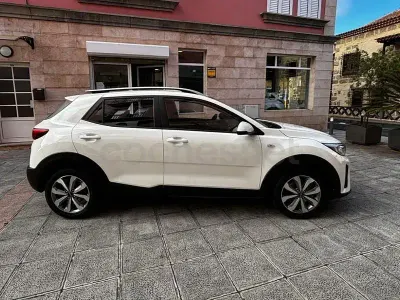 Usado Kia Stonic 84 CV (61 kW) 2023 Blanco SUV