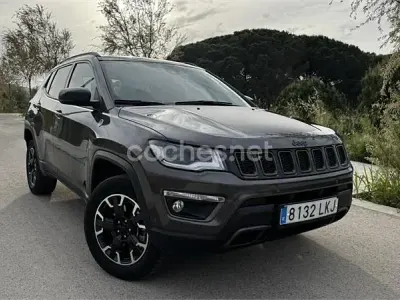 Usado Jeep Compass Trailhawk 240 CV (176 kW) 2020 Gris / plata SUV