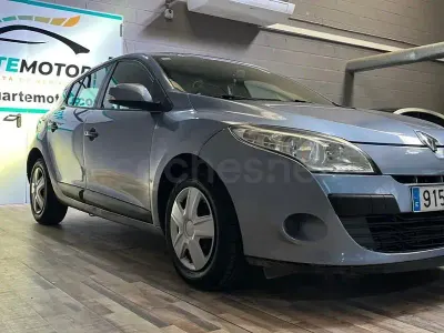 Usado Renault Mégane Authentique 85 CV (62 kW) 2010 Gris / plata Berlina