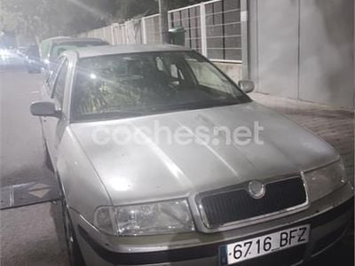 Gris / plata Usado 2001 Skoda Octavia Ambiente Berlina | 1100 €