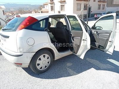 Usado Ford Focus Trend 115 CV (84 kW) 2002 Blanco Berlina