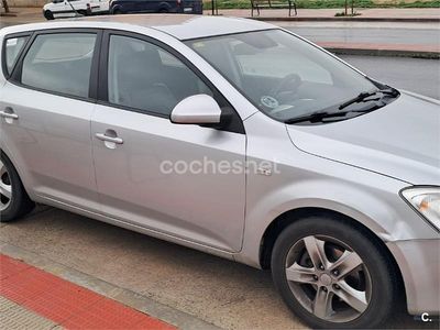 Usado Kia Ceed Active 115 CV (84 kW) 2007 Gris / plata Utilitario