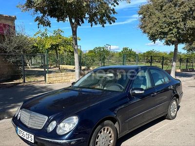 Usado Mercedes E200 Avantgarde 122 CV (89 kW) 2003 Azul Berlina