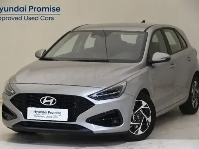 Usado Hyundai i30 100 CV (73 kW) 2025 Gris / plata Berlina