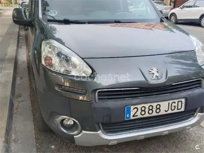 Usado Peugeot Partner Tepee Outdoor 92 CV (67 kW) 2015 Gris / plata Monovolumen