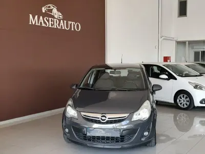 Usado Opel Corsa Selective 85 CV (62 kW) 2014 Gris Utilitario