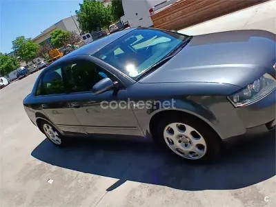Usado Audi A4 170 CV (125 kW) 2002 Gris / plata Berlina