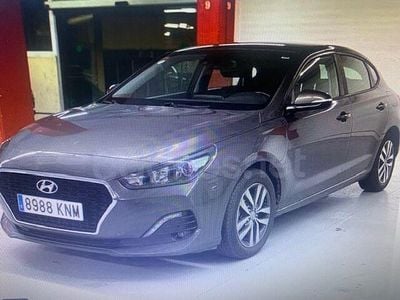 Usado Hyundai i30 GO! 120 CV (88 kW) 2018 Gris / plata Berlina