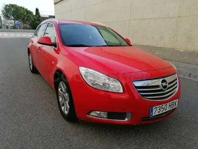 Usado Opel Insignia Edition 130 CV (95 kW) 1992 Rojo Familiar