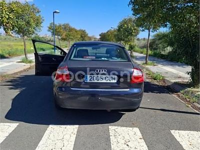 Usado Audi A4 130 CV (95 kW) 2003 Azul Berlina