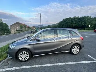 Usado Mercedes B180 109 CV (80 kW) 2012 Gris / plata Monovolumen