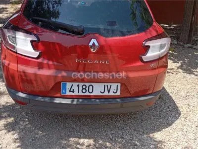 Usado Renault Mégane GrandTour Dynamique 105 CV (77 kW) 2010 Rojo Familiar