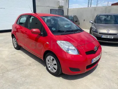 Usado Toyota Yaris Live 90 CV (66 kW) 2011 Rojo Utilitario