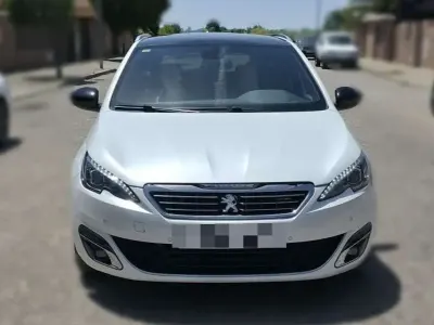 Usado Peugeot 308 SW GT-line 131 CV (96 kW) 2015 Blanco Familiar