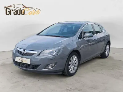 Używany Opel Astra Cosmo 110 KM (80 kW) 2010 Szary Sedan/Limuzyna