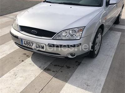 Usado Ford Mondeo Trend 125 CV (91 kW) 2001 Gris / plata Berlina