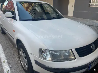 Używany VW Passat Comfortline 110 KM (80 kW) 1997 Biały Sedan/Limuzyna