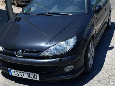 Usado Peugeot 206 CC 110 CV (80 kW) 2005 Negro Descapotable