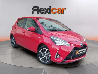 Usado Toyota Yaris Hybrid Active 100 CV (73 kW) 2020 Rojo Berlina