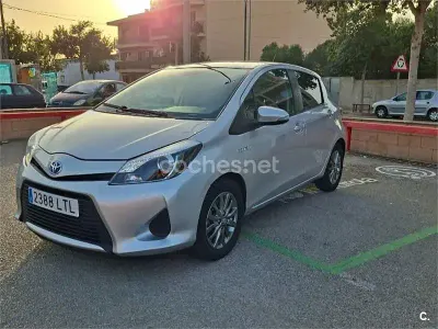 Usado Toyota Yaris Hybrid Active 100 CV (73 kW) 2012 Gris / plata Berlina