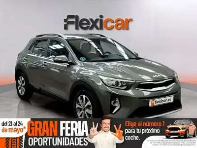 Usado Kia Stonic 84 HP (61 kW) 2022 Cinzento SUV