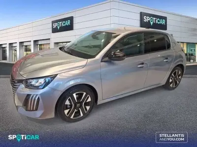 Usado Peugeot 208 Allure 101 CV (74 kW) 2025 Gris Utilitario