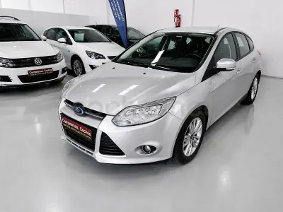Usado Ford Focus Trend 90 CV (66 kW) 2011 Gris / plata Berlina