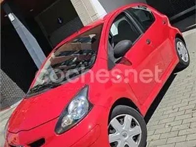 Usado Toyota Aygo Live 68 CV (50 kW) 2011 Rojo Utilitario