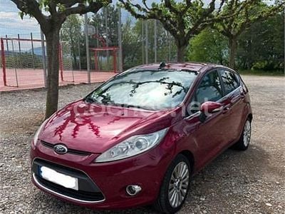Usado Ford Fiesta Titanium 90 CV (66 kW) 2008 Granate Utilitario