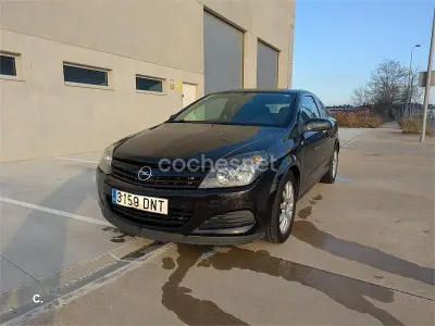 Usado Opel Astra GTC Enjoy 105 CV (77 kW) 2005 Negro Berlina