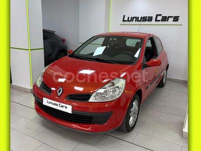 Usado Renault Clio II Dynamique 100 CV (73 kW) 2006 Rojo Berlina