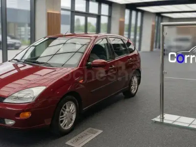Begagnad Ford Focus Ghia 90 HK (66 kW) 2000 Röd Sedan