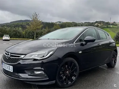 Usado Opel Astra Excellence 150 CV (110 kW) 2017 Negro Berlina