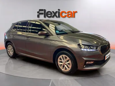 Usado Skoda Fabia Essence 95 CV (69 kW) 2025 Gris Utilitario