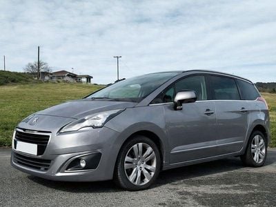 Usado Peugeot 5008 Allure 120 CV (88 kW) 2014 Gris / plata Monovolumen