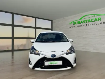 Usado Toyota Yaris Hybrid Active 100 CV (73 kW) 2019 Blanco Utilitario