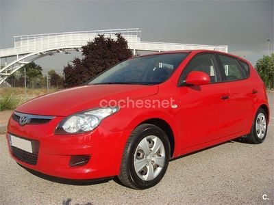 Usado Hyundai i30 Comfort 90 CV (66 kW) 2010 Rojo Berlina