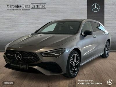 Gris / plateado Usado 2024 Mercedes CLA250e Shooting Brake AMG line Familiar | 40.900 €