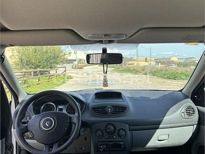 Usado Renault Clio II Dynamique 85 CV (62 kW) 2005 Gris / plata Berlina
