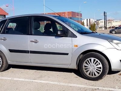 Gris / plata Usado 2007 Ford Fiesta Ambiente Berlina | 2450 € (Precio justo)