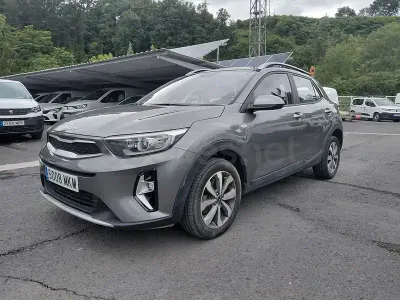 Usado Kia Stonic 84 CV (61 kW) 2023 Gris / plata SUV