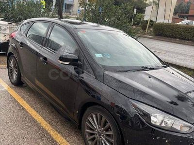 Usado Ford Focus ST-Line 125 CV (91 kW) 2017 Negro Berlina