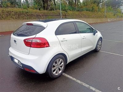 Usado Kia Rio 85 CV (62 kW) 2012 Blanco Berlina