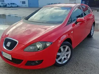 Begagnad Seat Leon 100 HK (73 kW) 2005 Röd Halvkombi